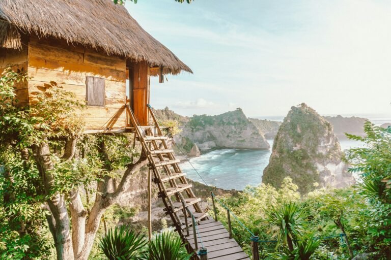 Wooden treehouse overlooking the coast at Rumah Pohon Molenteng, Nusa Penida