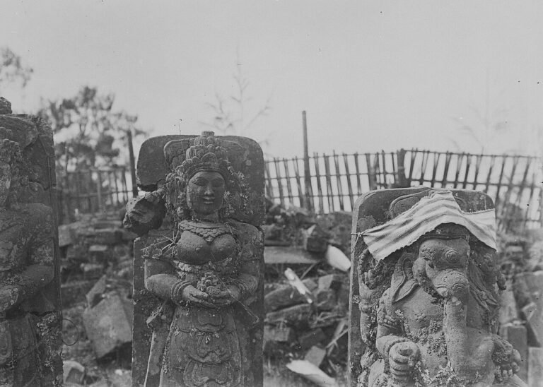 Historical photograph from 1922: temple statues in Sukawana, Bali