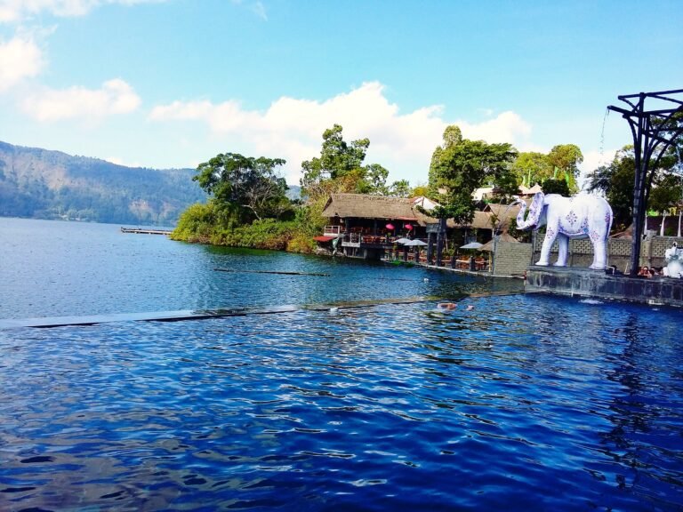 Toya Devasya pool overlooking Lake Batur, photographed in June 2017.