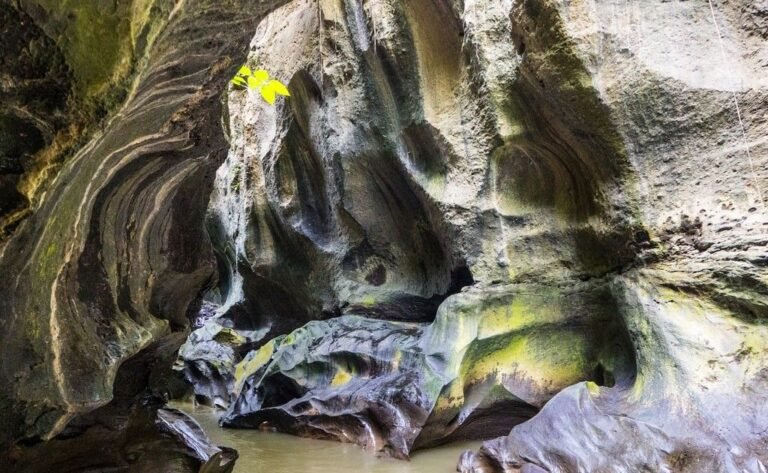 Dinding batu dan aliran sungai di Hidden Canyon Beji Guwang, Bali