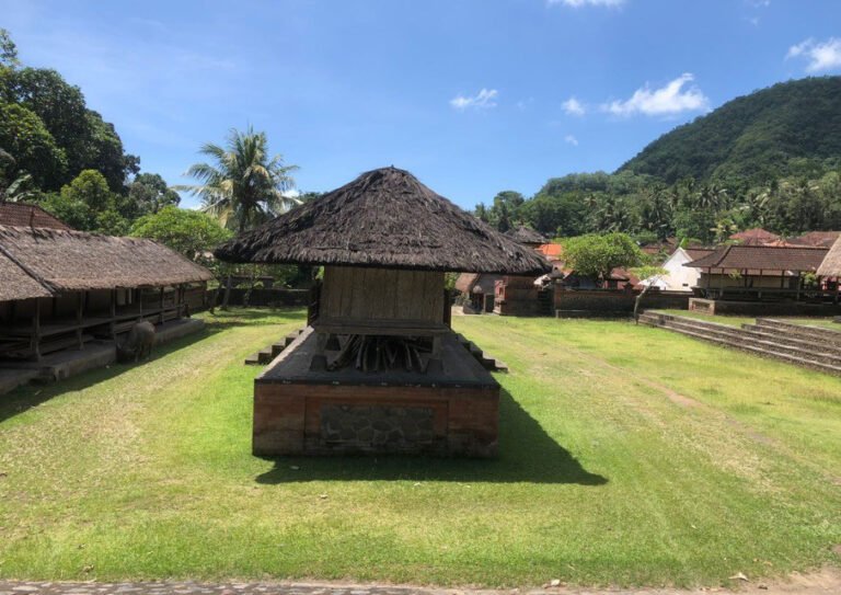 Pura Bale Agung and the central courtyard of Tenganan Dauh Tukad / Pura Bale Agung dan ruang tengah Desa Tenganan Dauh Tukad