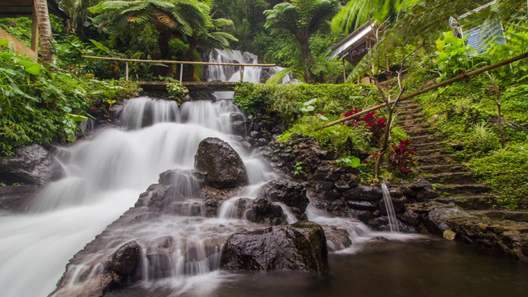 Air Terjun Jembong, Ambengan, Bali — aliran bertingkat di antara bebatuan dan tanaman hijau