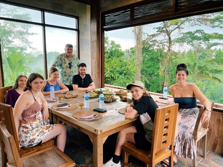 Peserta menikmati hidangan di ruang makan Paon Bali Cooking Class