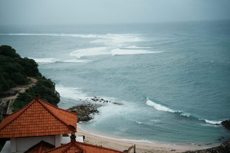 Garis pantai dan ombak Sawangan dilihat dari Hilton Bali Resort / Sawangan shoreline and waves viewed from Hilton Bali Resort